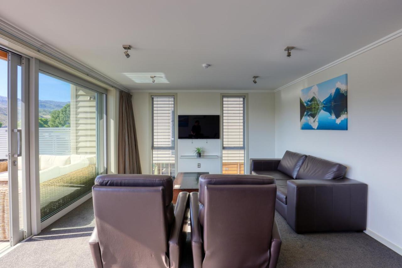 Marsden Lake Resort Central Otago Cromwell Exteriör bild A living room in a typical apartment at the hotel