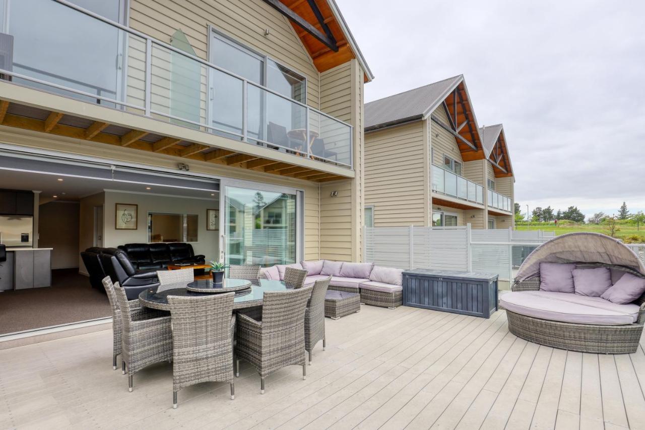 Marsden Lake Resort Central Otago Cromwell Exteriör bild A composite wood deck