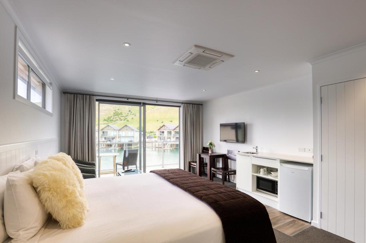 Marsden Lake Resort Central Otago Cromwell Exteriör bild A room at the hotel