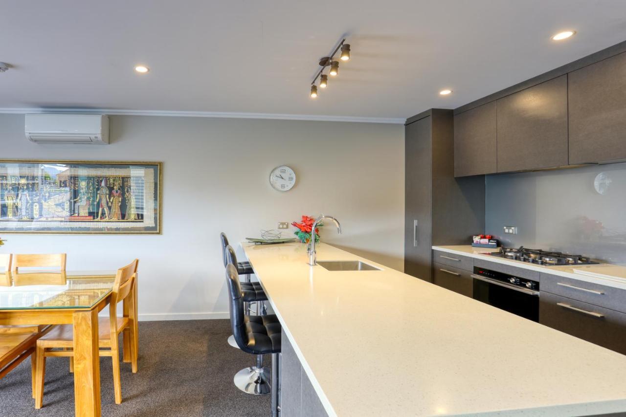 Marsden Lake Resort Central Otago Cromwell Exteriör bild A modern kitchen