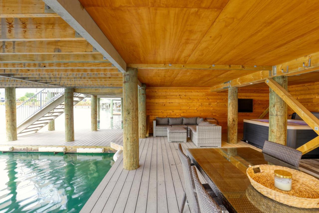 Marsden Lake Resort Central Otago Cromwell Exteriör bild The interior of the pool house