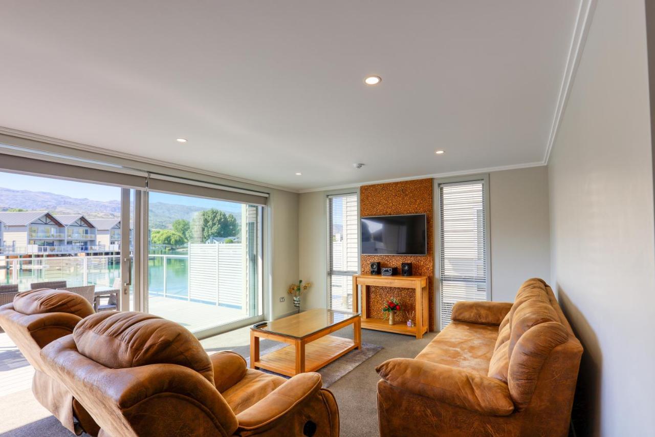Marsden Lake Resort Central Otago Cromwell Exteriör bild A living room in a typical apartment at the hotel