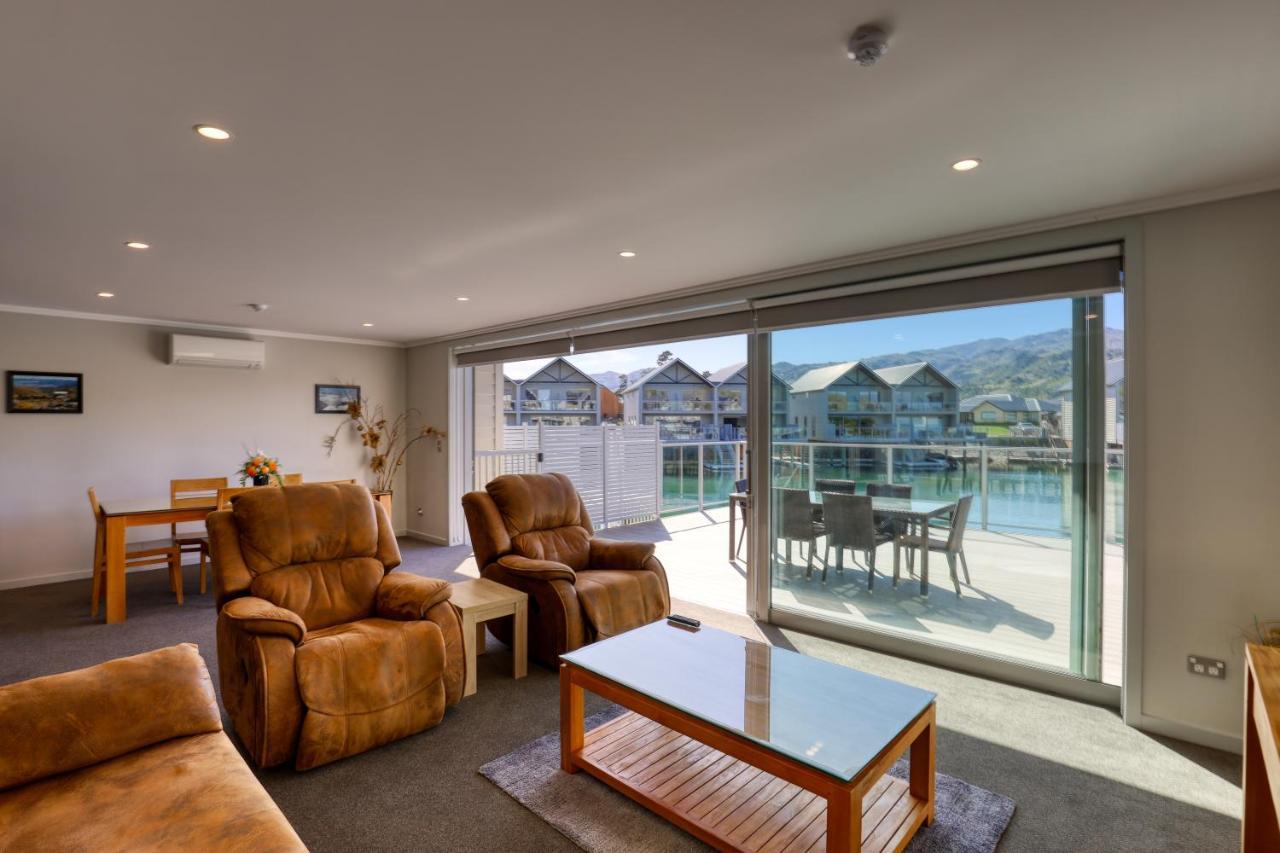 Marsden Lake Resort Central Otago Cromwell Exteriör bild A living room with sliding doors
