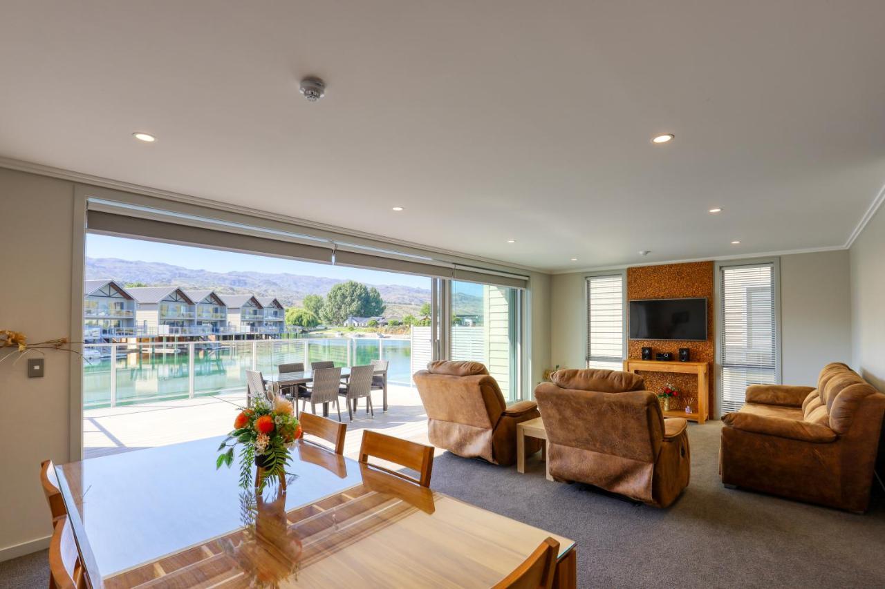 Marsden Lake Resort Central Otago Cromwell Exteriör bild A living room in a typical apartment at The Lakes Resort