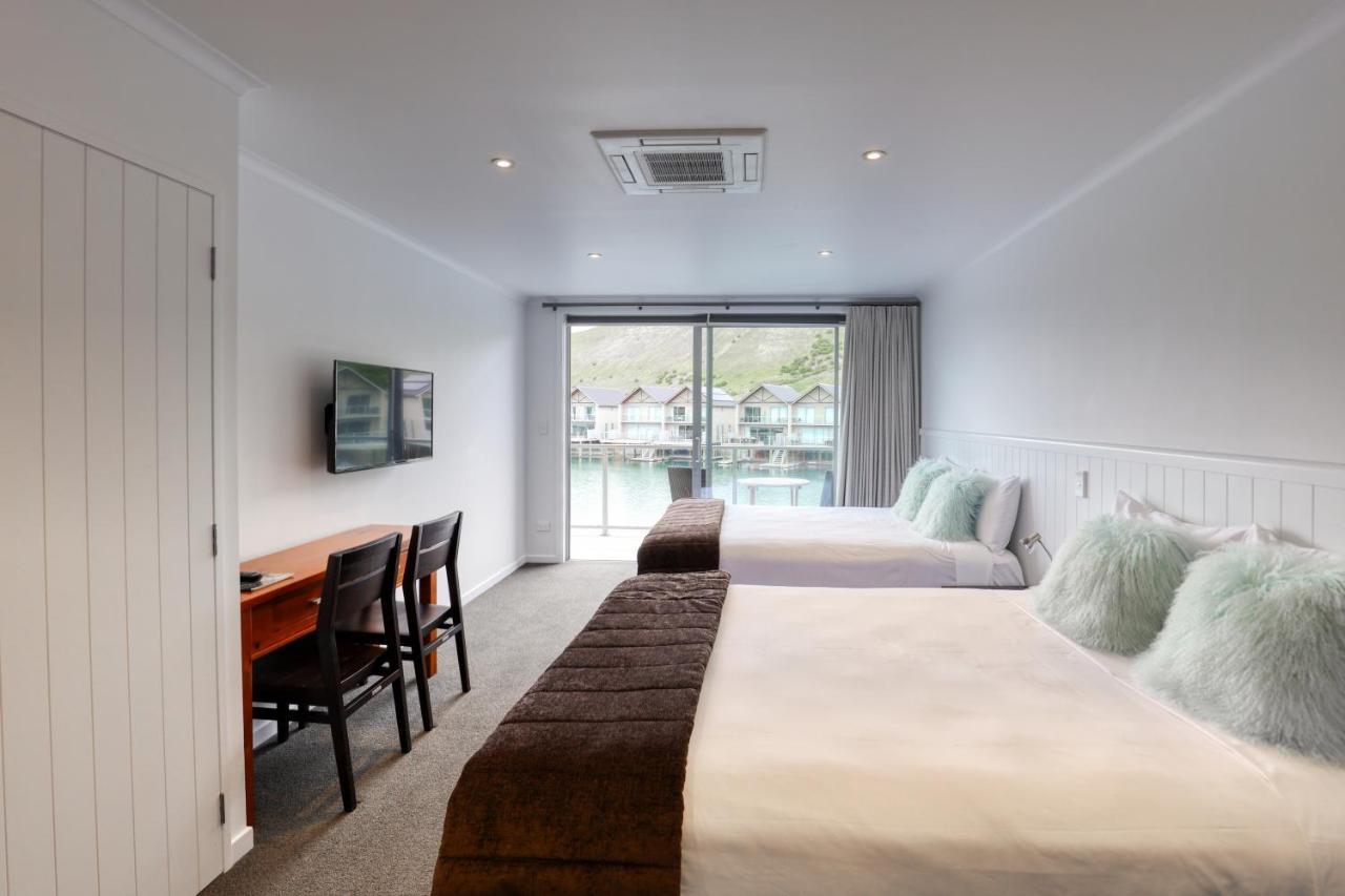 Marsden Lake Resort Central Otago Cromwell Exteriör bild A typical room at the Bayview Hotel