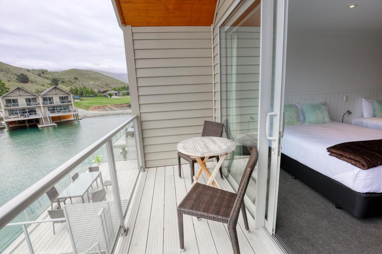 Marsden Lake Resort Central Otago Cromwell Exteriör bild A balcony in a hotel
