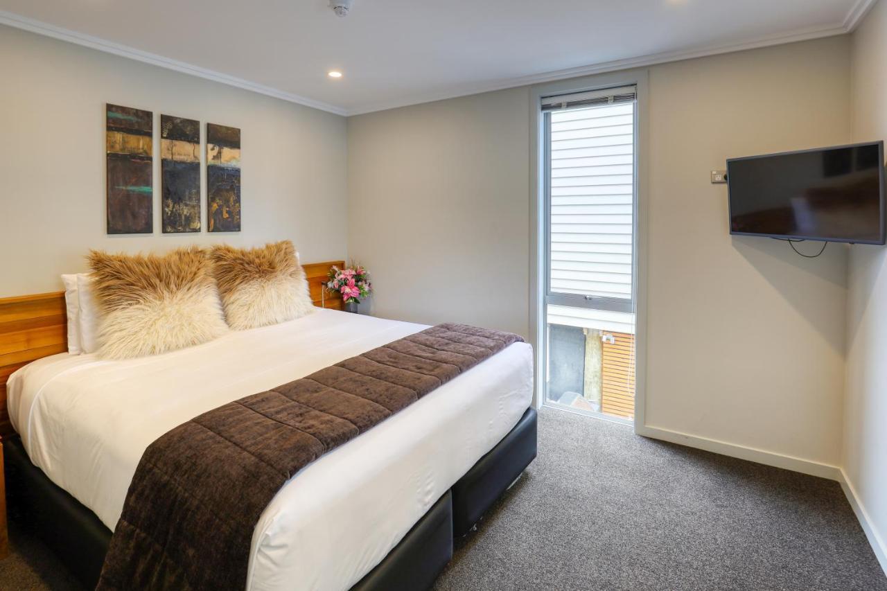 Marsden Lake Resort Central Otago Cromwell Exteriör bild A typical bedroom at the hotel