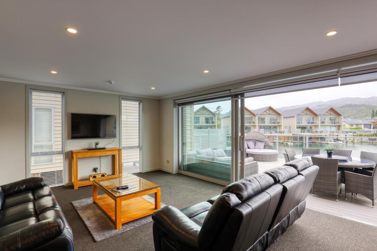 Marsden Lake Resort Central Otago Cromwell Exteriör bild Living room with sliding doors