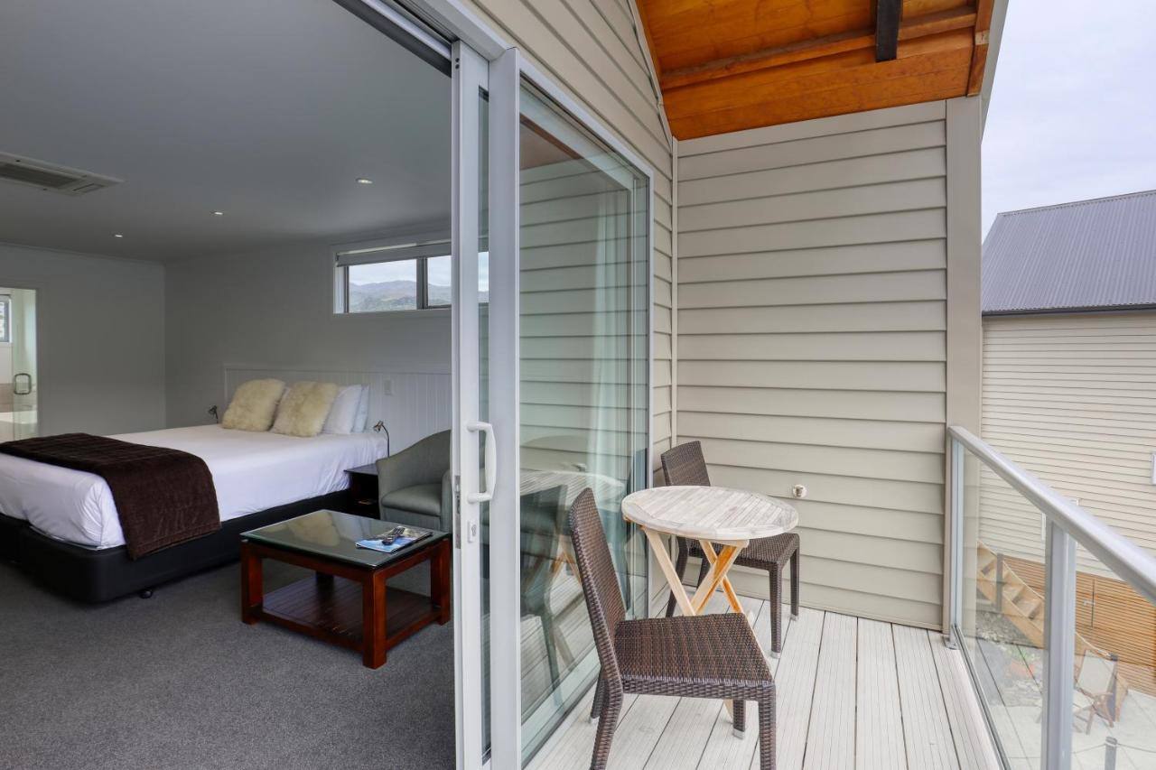 Marsden Lake Resort Central Otago Cromwell Exteriör bild A balcony in a hotel room