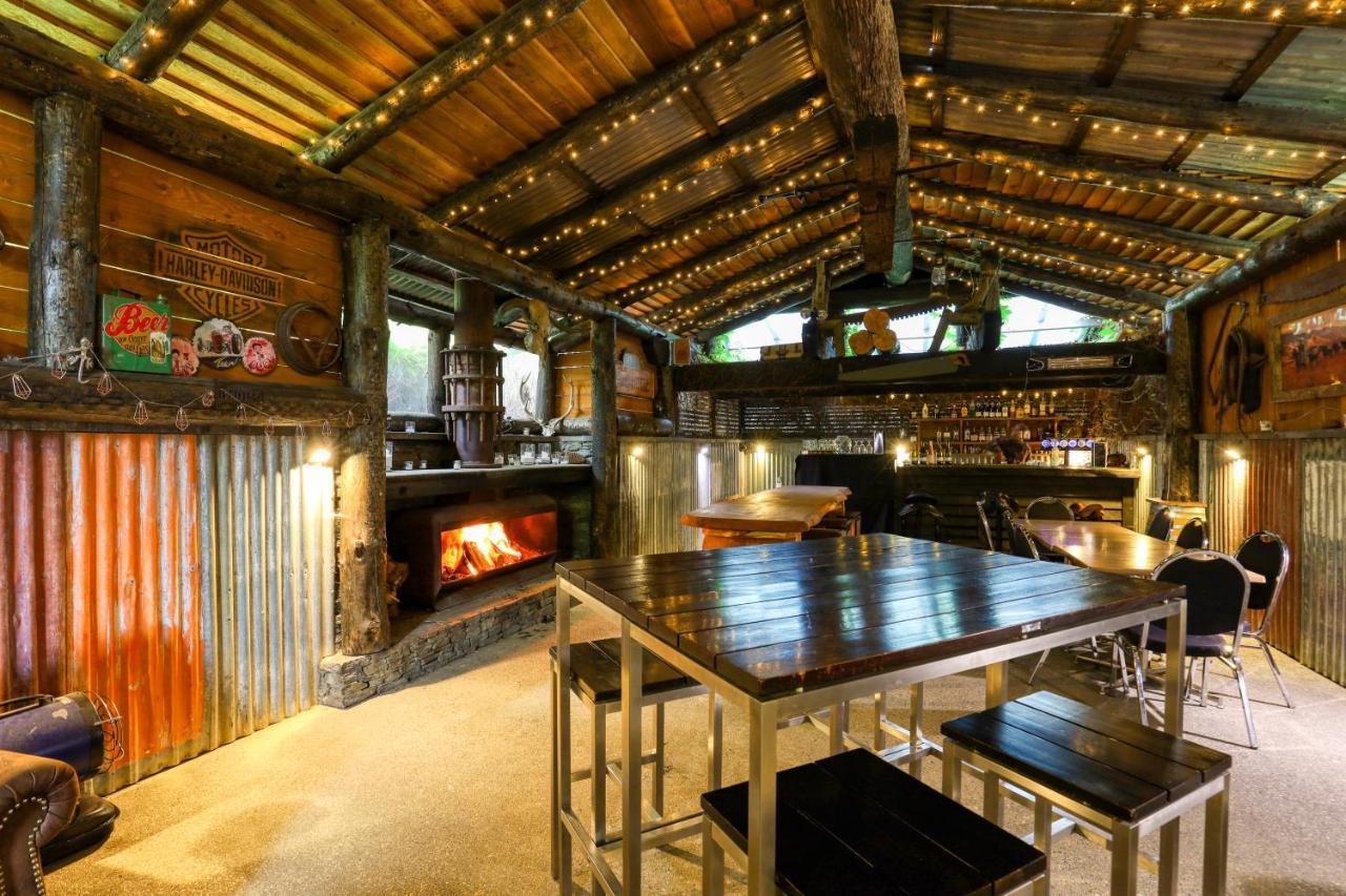 Marsden Lake Resort Central Otago Cromwell Exteriör bild The interior of the bar