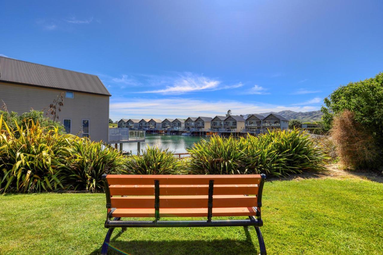 Marsden Lake Resort Central Otago Cromwell Exteriör bild A bench at the lake