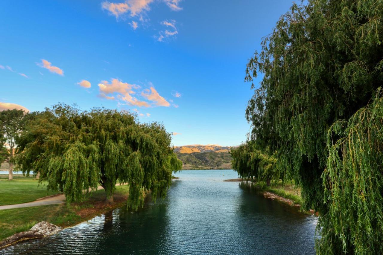 Marsden Lake Resort Central Otago Cromwell Exteriör bild View of the lake from the dam